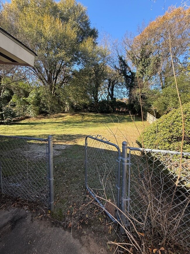 Building Photo - ** 3 bed 1 bath located in Forest Hills ** Call 334-366-9198 to schedule a self showing