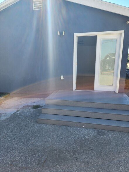 Building Photo - 1459 W 102nd St