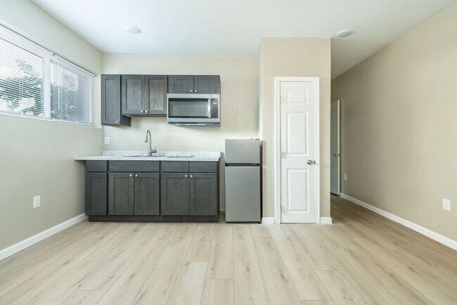 Building Photo - 104 S 51st St