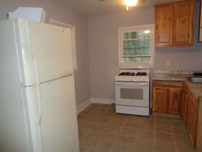 Building Photo - 2 Bedroom 1 bath home