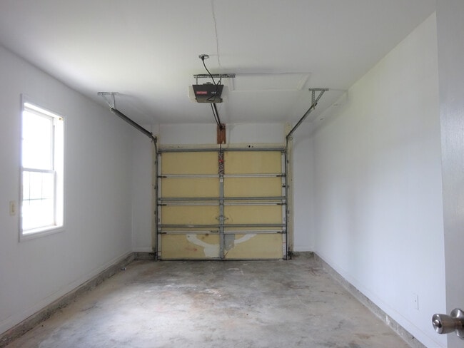 Building Photo - A cutie pie of a home!