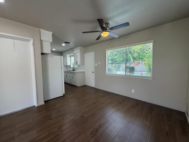 Building Photo - 1538 E Austin Way