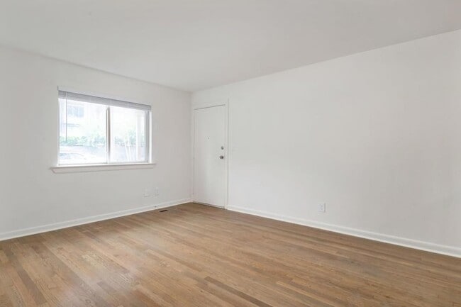 Building Photo - 711 Oakview Rd