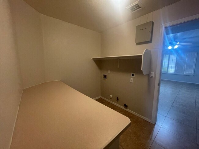 Building Photo - 922 N Sicily Dr