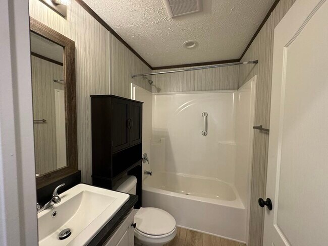 Building Photo - 48579 Leafdale Ct