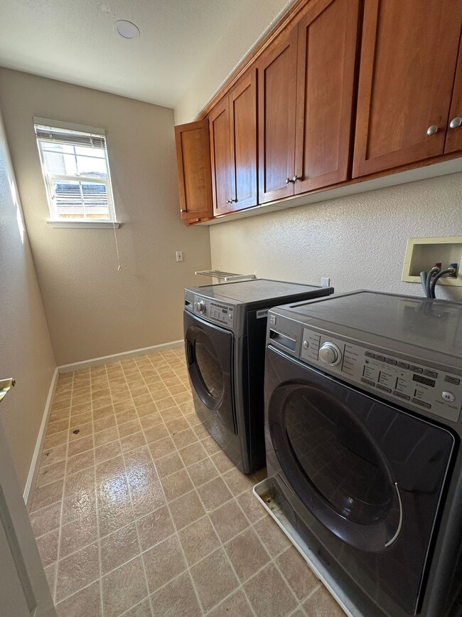 Building Photo - 37815 Fernwood Ct