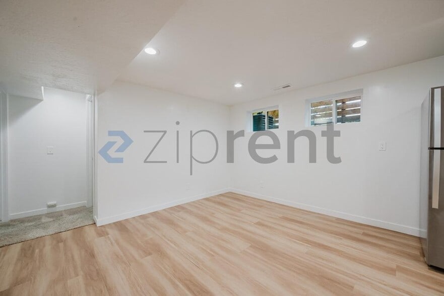 Building Photo - Unit B