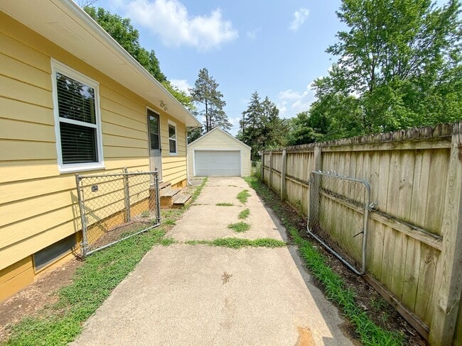 Building Photo - 3 Bedroom House for Rent!