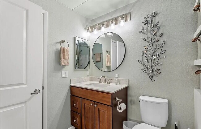 Building Photo - Bright & Spacious Unit with Natural Light