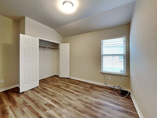 Building Photo - 1329 Villa Paloma Blvd