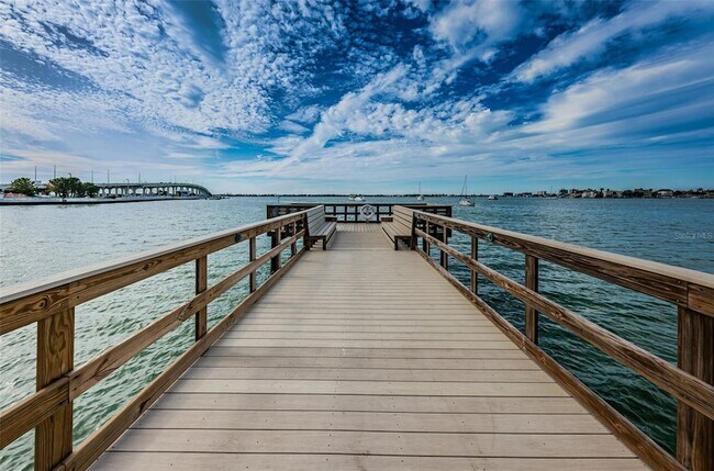 Building Photo - 100 Bluff View Dr