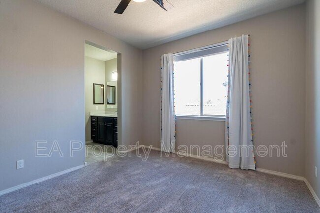 Building Photo - 827 Mesa Roja Trail NE
