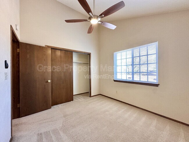 Building Photo - 715 Julian Cir