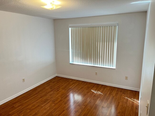 Building Photo - Beautiful 3bed/2bath townhouse close to Di...