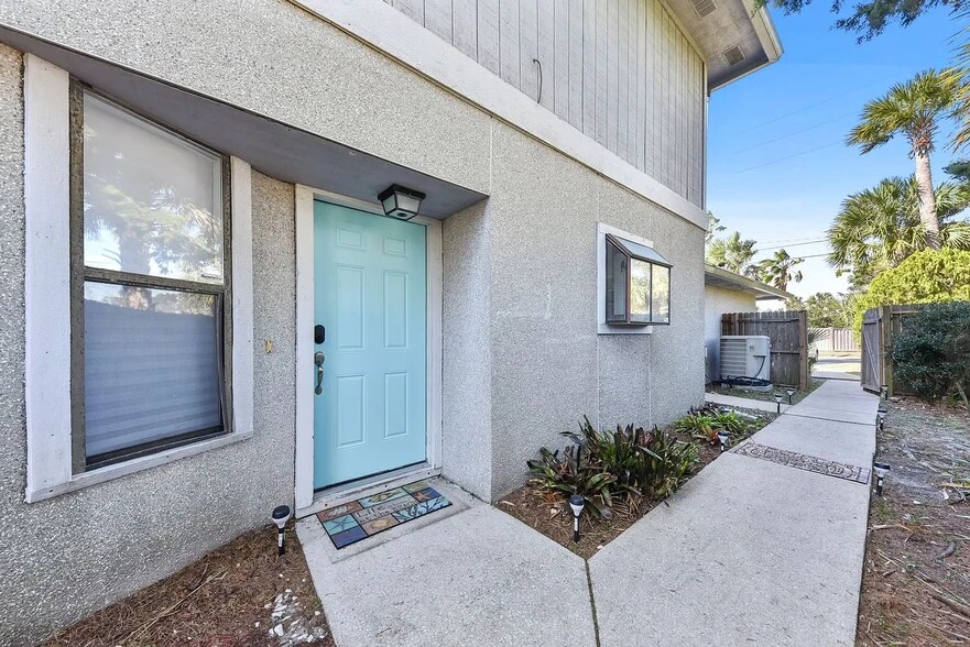 Building Photo - 512 10th Ave S