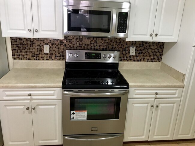 Building Photo - Beautiful townhouse style condo in Ridgely Manor - App Pending!