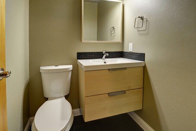 Building Photo - Updated 3 Bed 2.5 Bath North Boulder Townhome!