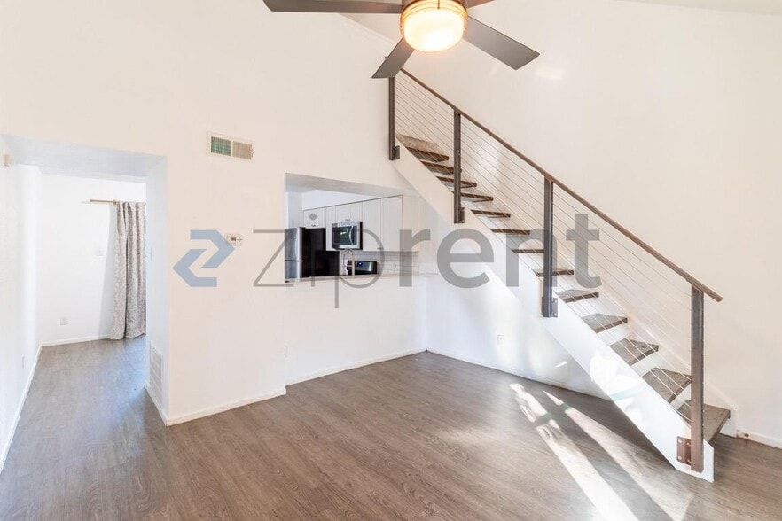 Building Photo - Unit B