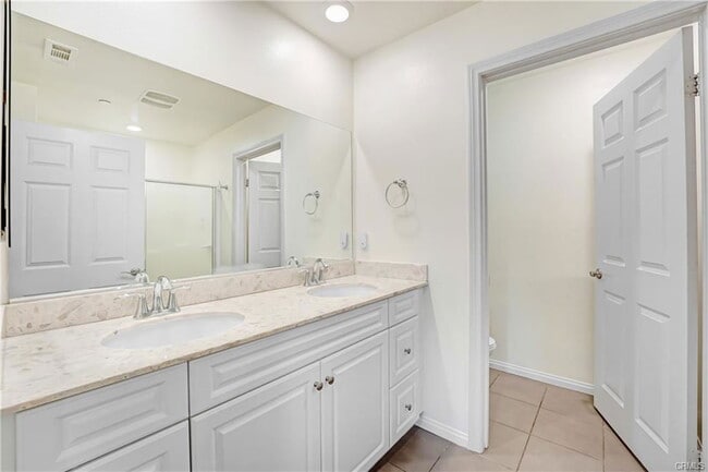 Building Photo - 7209 N Chestnut Ln