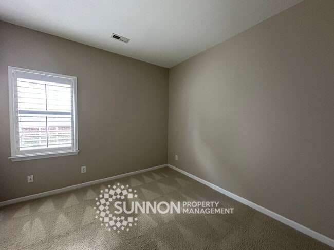Building Photo - Charming 3-Bedroom Ranch with Sunroom & Wo...