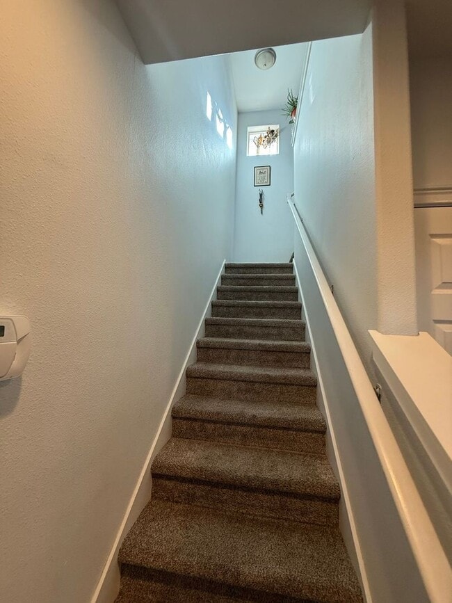 Building Photo - 2 Bed/1.5 Bath Triplex with Attached Garage - Emerson Ave