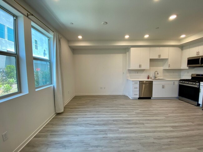 Building Photo - Like New! 1 Bed, 1.5 Bath Townhouse in Covina
