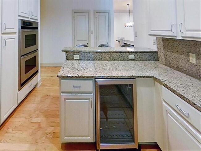 Building Photo - 2848 Woodside-118