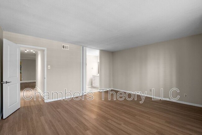 Building Photo - 309 Yoakum Pkwy