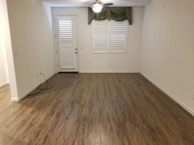 Building Photo - Beautiful Home - Like New Condition- Move in Ready