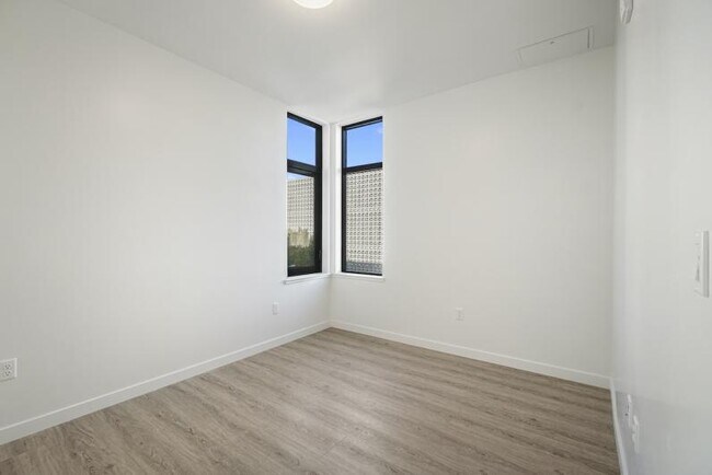 Building Photo - New Contemporary Sunny Apartment With Views