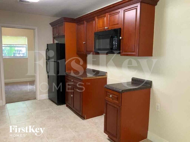 Building Photo - 727 S Pine St