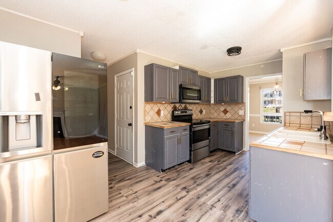 Building Photo - Large Three Bedroom Home!