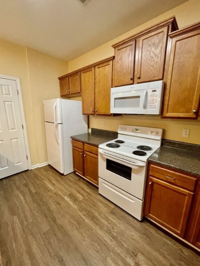 Building Photo - Come take a look at this end unit 3 bedroom, 2.5 bath townhouse located in very desirable FORT MI...