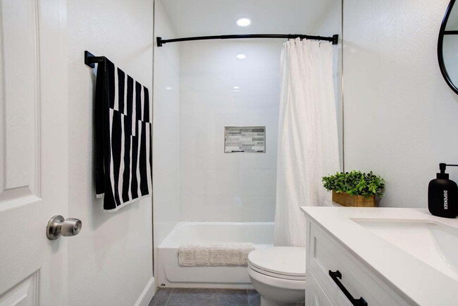 Building Photo - Beautifully Updated Home with Modern Ameni...