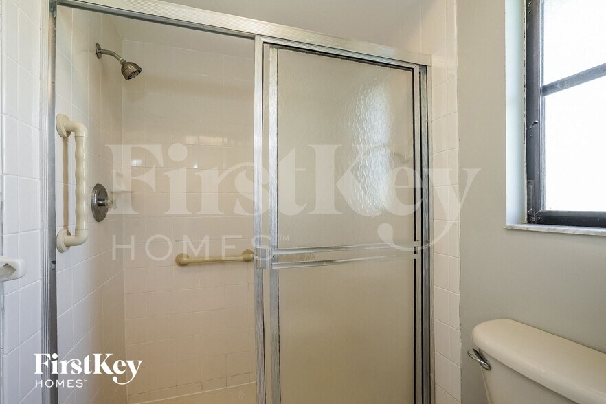 Building Photo - 3325 SW 6th Ave