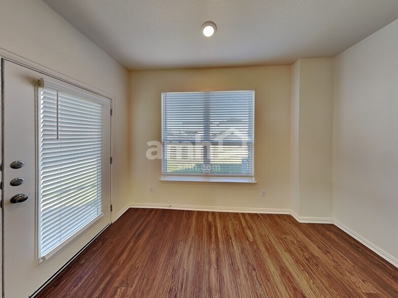 Building Photo - 207 Pebble Creek Run