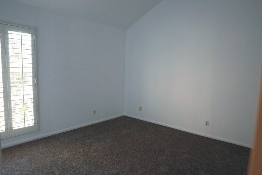 Building Photo - 9927 Independence Ave