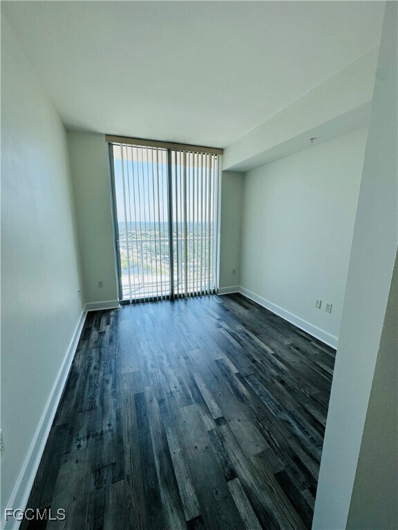 Building Photo - 3000 Oasis Grand Blvd