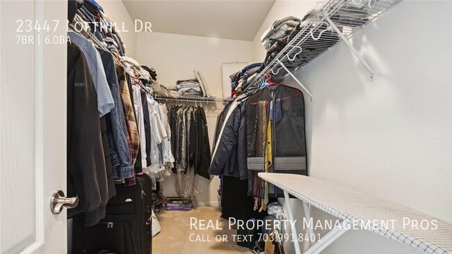 Building Photo - Beautifully Maintained 7 Bedroom 6 Bath Ho...