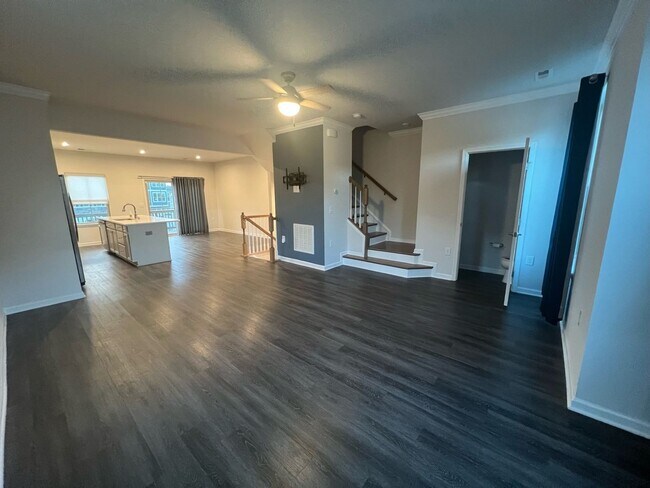 Building Photo - Beautiful End-Unit Townhome