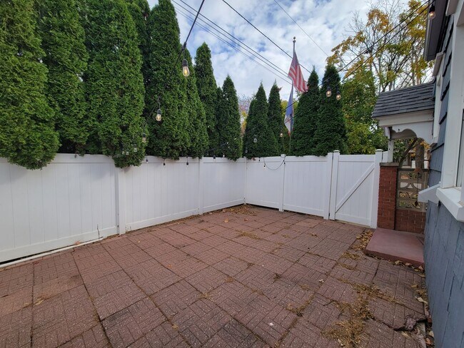 Building Photo - Beautiful Cedar Falls Home