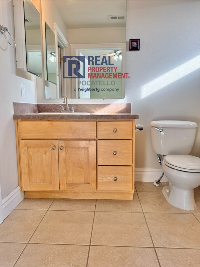 Building Photo - 3 bed 2.5 bath 2 car garage house - pets negotiable