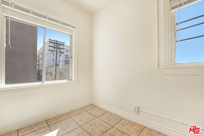 Building Photo - 807 S Fedora St