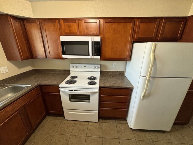 Building Photo - 2 Bedroom Townhouse in Newberg