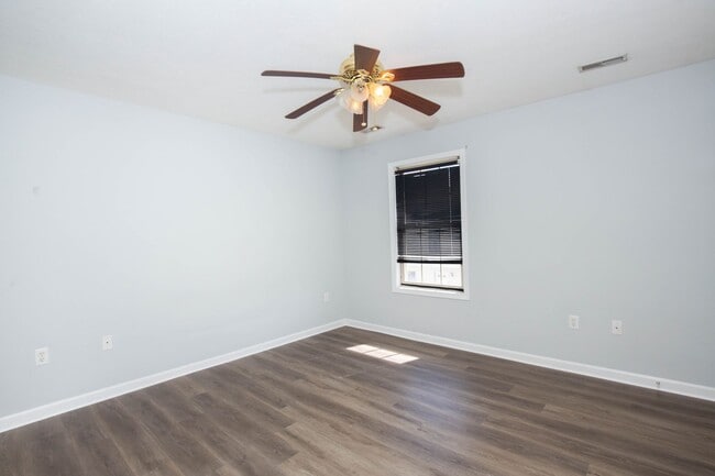 Building Photo - 2 Bed, 1.5 Bath Townhome in Inwood, WV