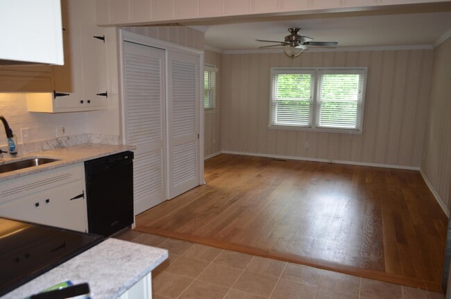 Building Photo - 582 Loveman Ave