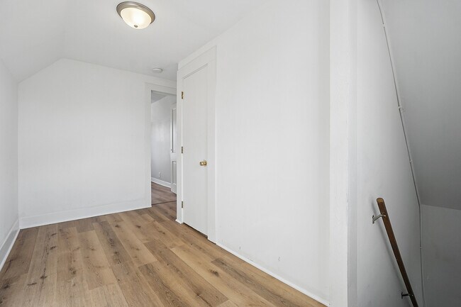 Building Photo - 906 State St