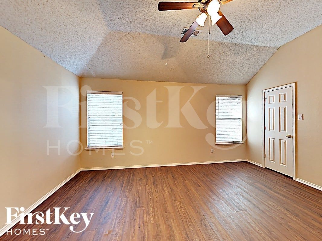 Building Photo - 516 Pineview Ln