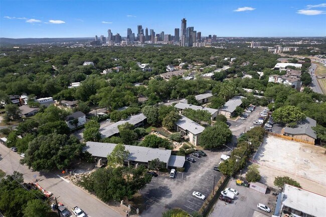 Building Photo - 1304 Mariposa Dr
