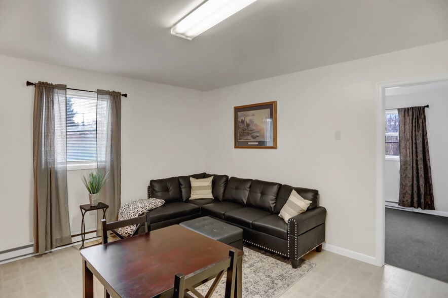 Building Photo - 1615 N River Rd